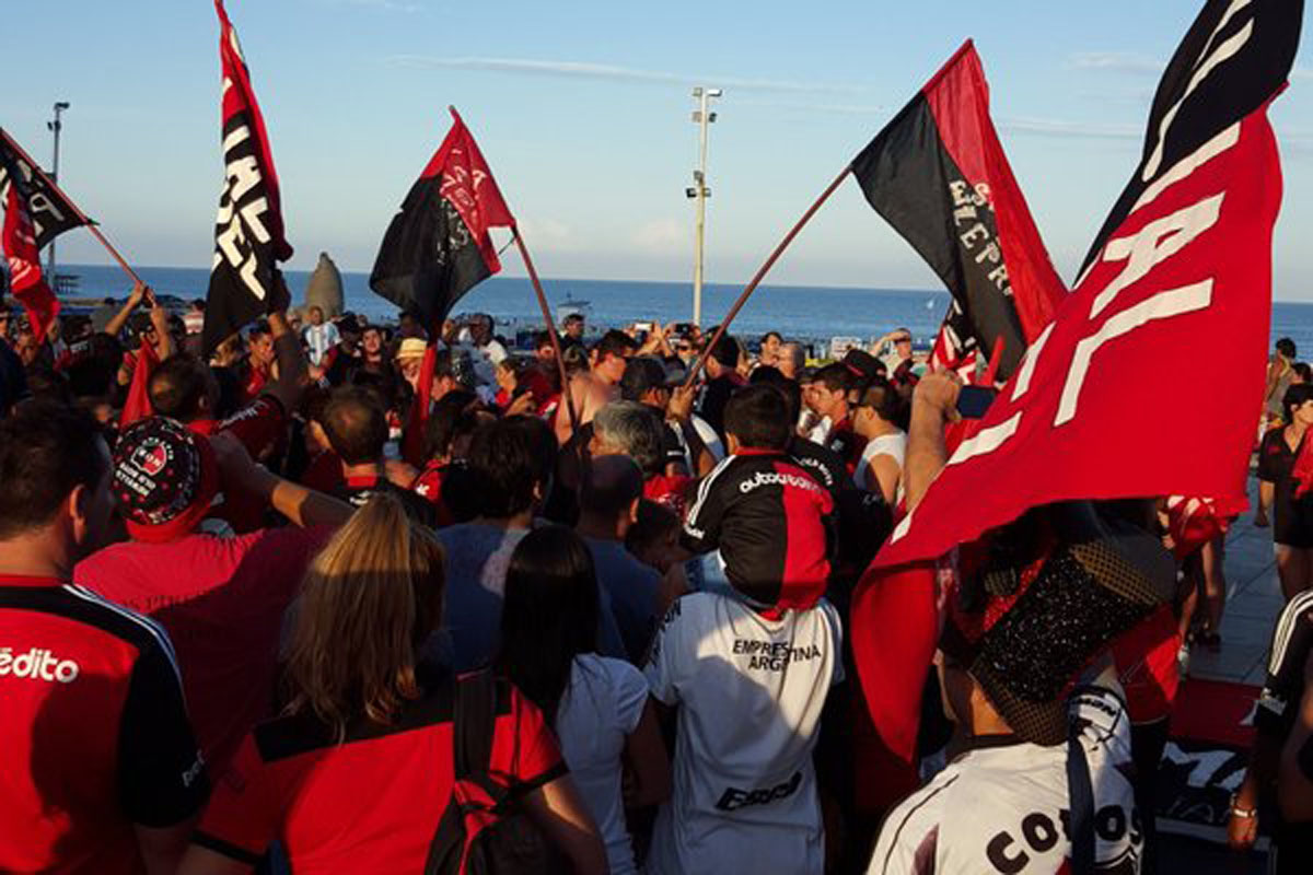 Hinchas de Newell’s hicieron un banderazo en Mar del Plata