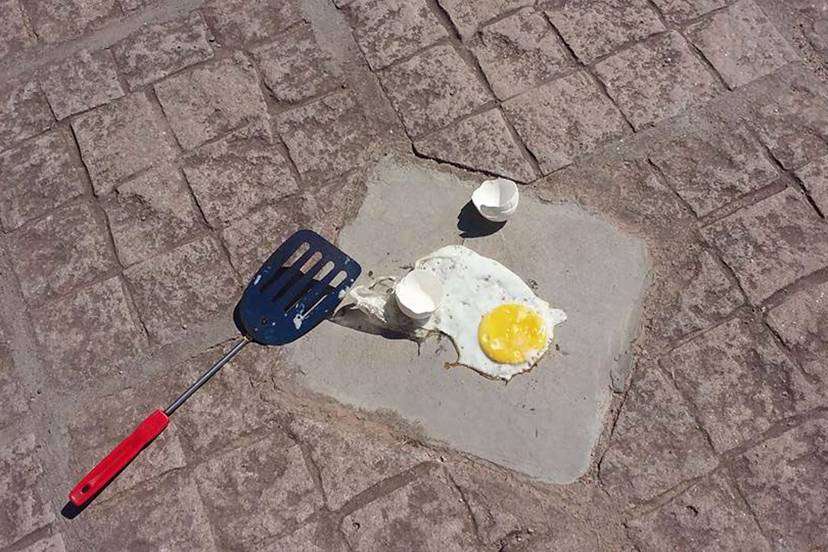 Intendente santiagueño cocinó un huevo frito en el pavimento