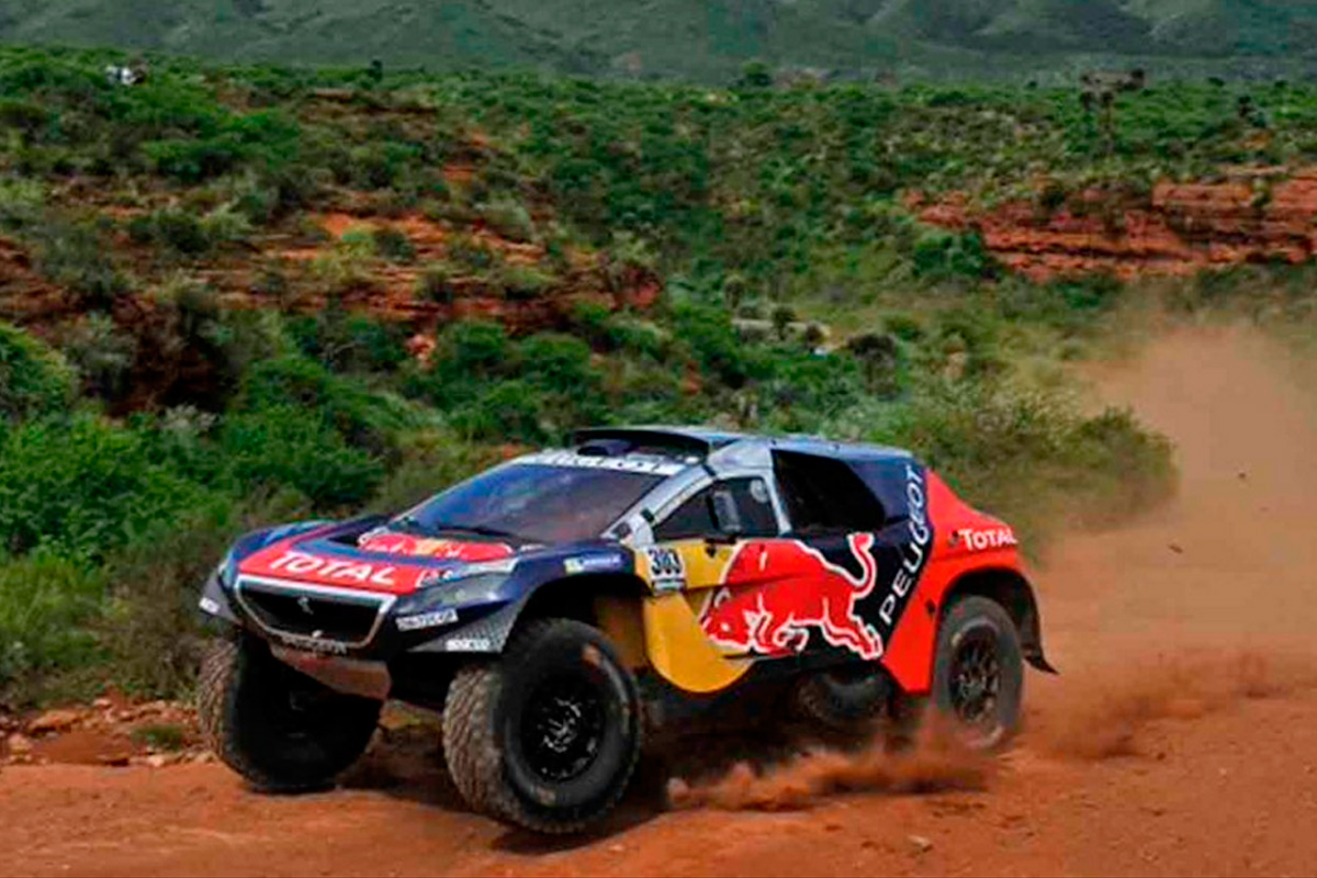 Loeb se quedó con la tercera etapa y lidera el Dakar 2016