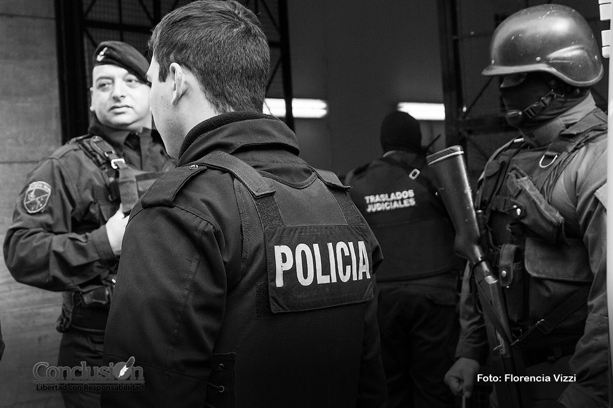 Autoridades para la foto y un twitter desafortunado