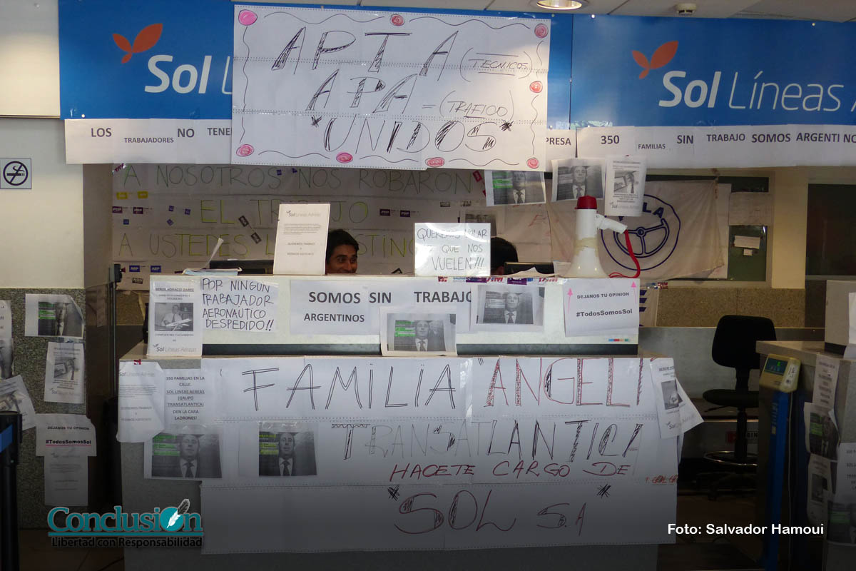 Aerolínea Sol: reincorporan a 300 empleados y se negocia la venta