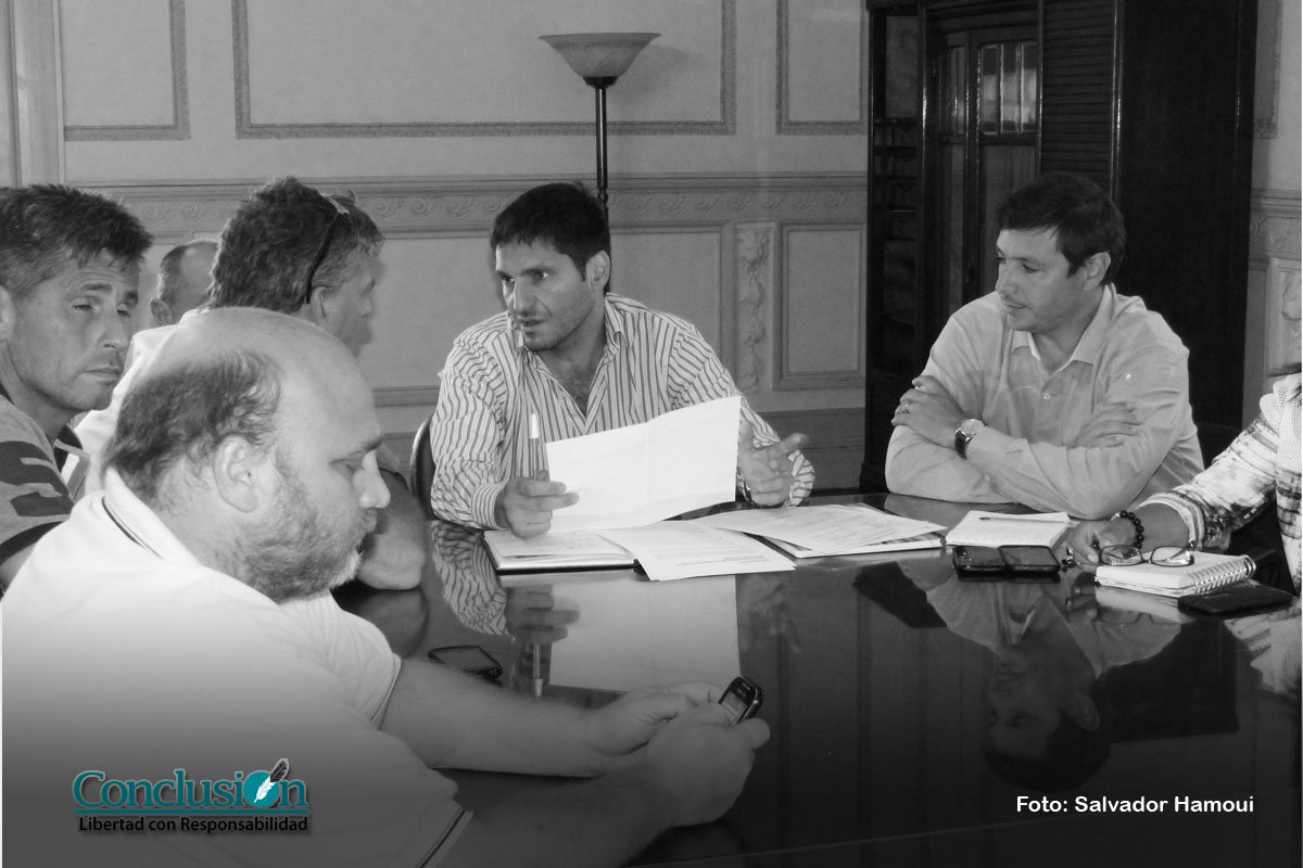 Sigue el paro de taxis y habrá otra reunión el martes