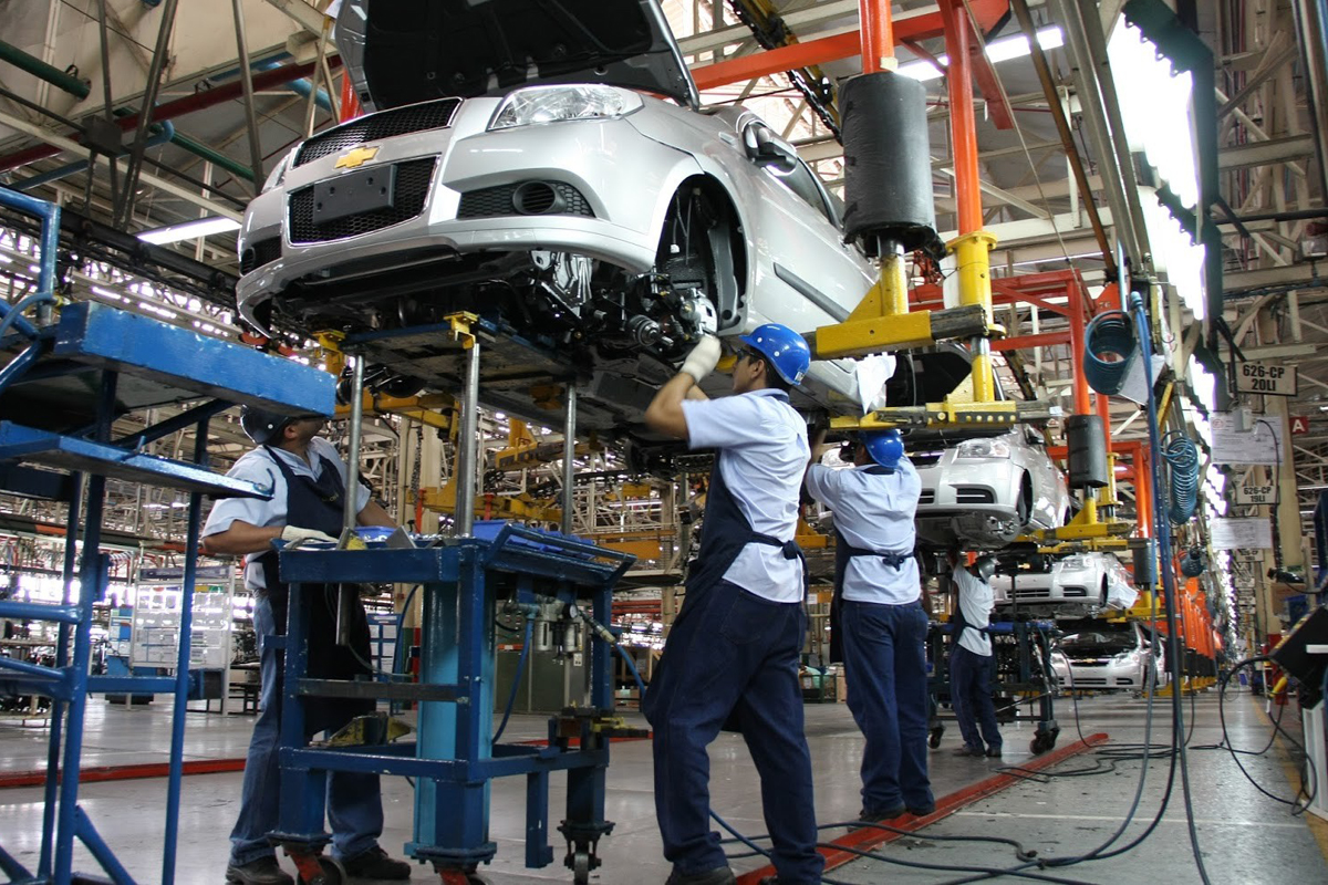 La producción de autos se desbarrancó 12% en 2015