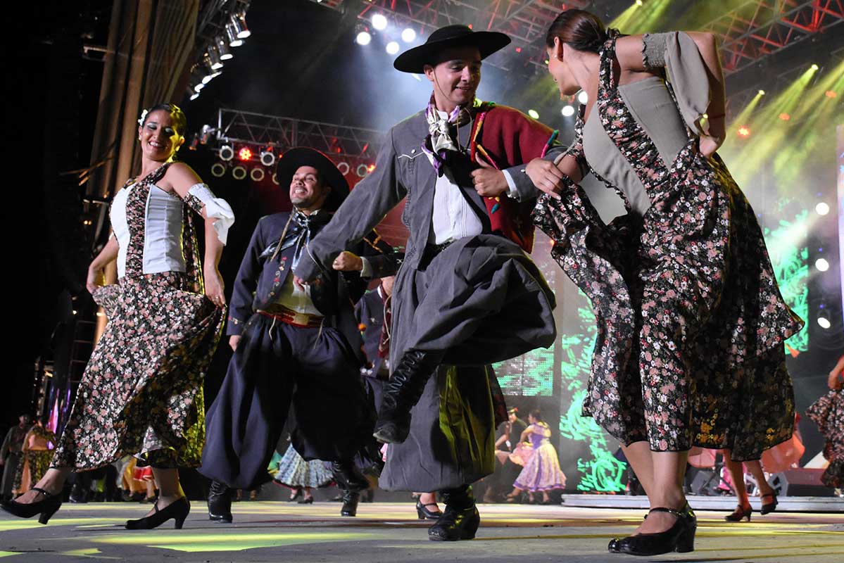 A todo color, arrancó el tradicional festival de Cosquín