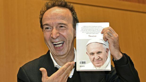 Un cardenal, un preso y un cómico presentaron el libro del papa