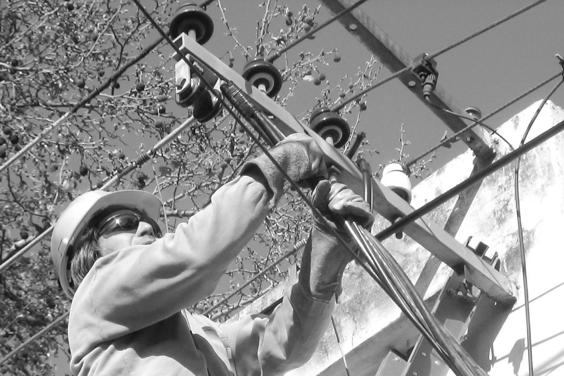Dos zonas sin luz por trabajos en la línea de media tensión