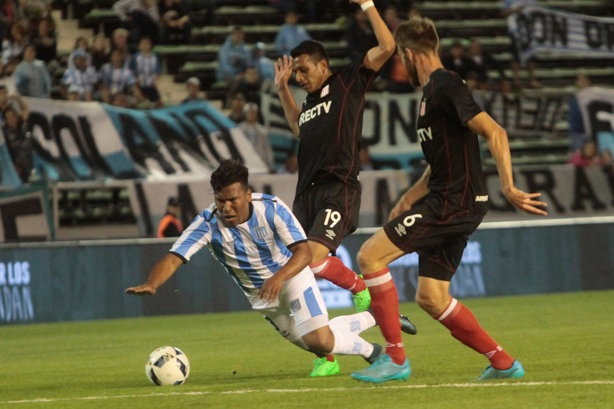 Estudiantes lo dio vuelta y le ganó a Racing por 4 a 2