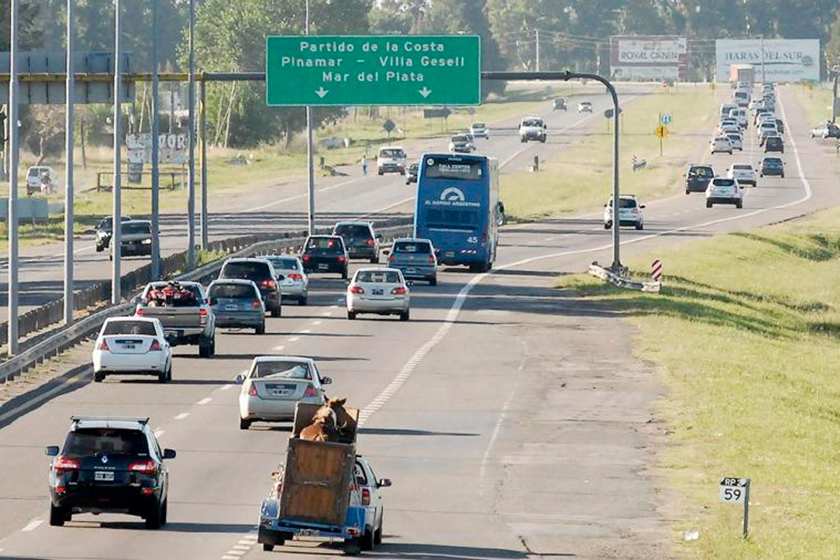 Éxodo de automóviles en la ruta 2 hacia la costa atlántica