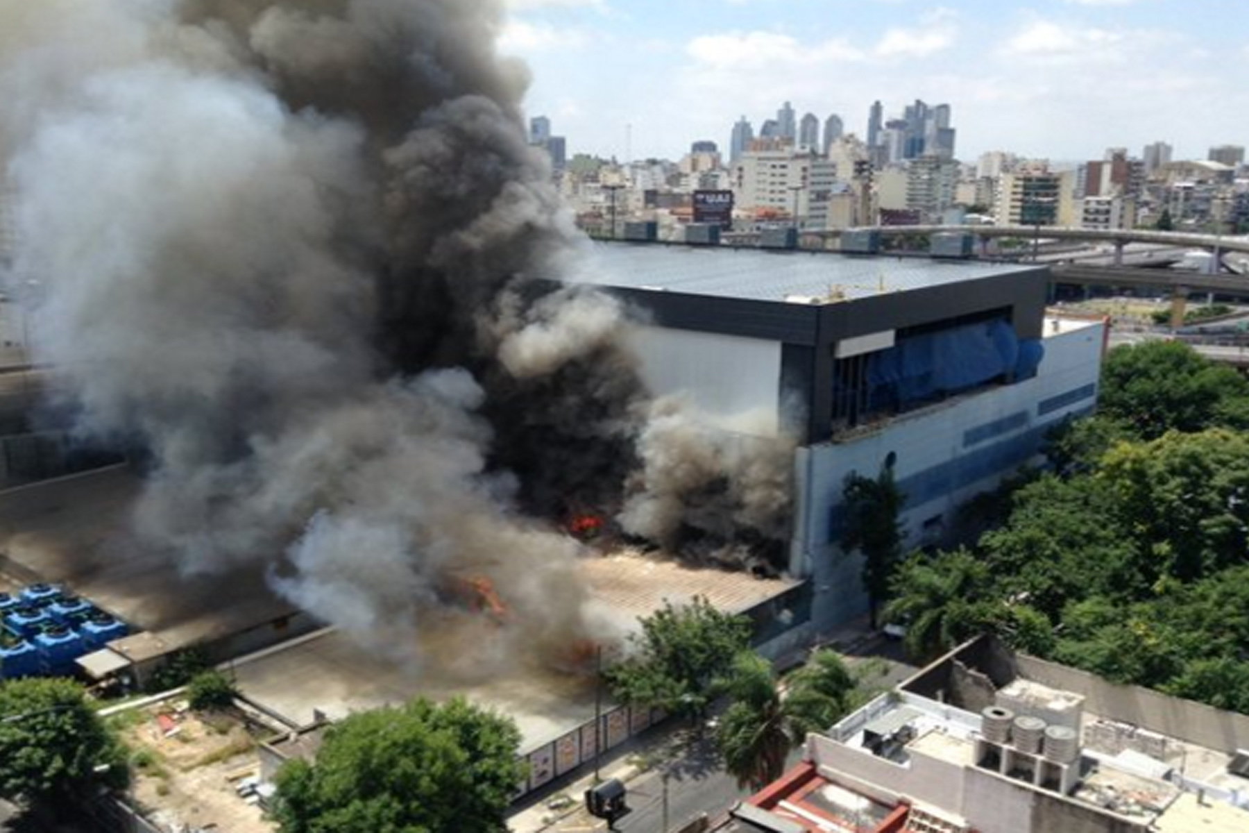 Ocho bomberos con asfixia en el incendio en Canal 13 y TN