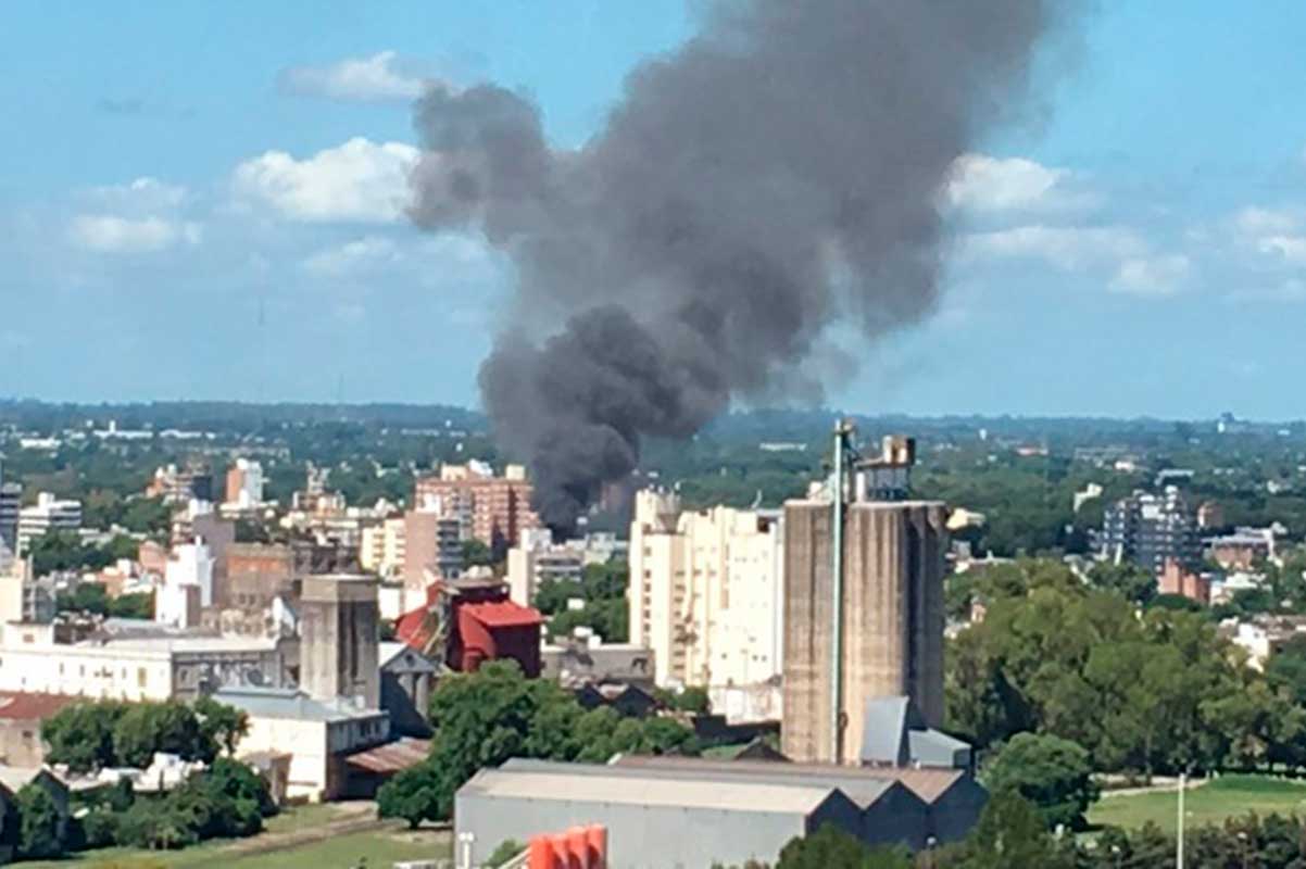 Incendio en una chatarrera en Santa Fe y Lavalle