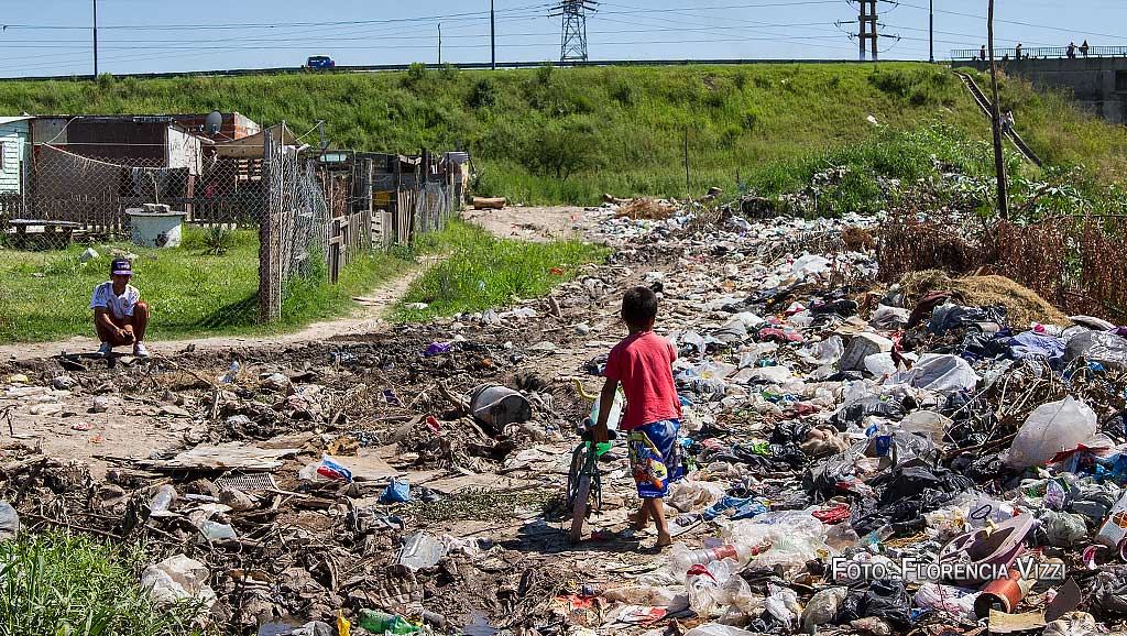 Aquí nomás, a pocos minutos del centro, el abandono es la única política visible…