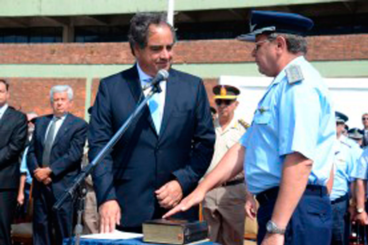 Martínez tomó juramento al nuevo jefe de la Fuerza Aérea