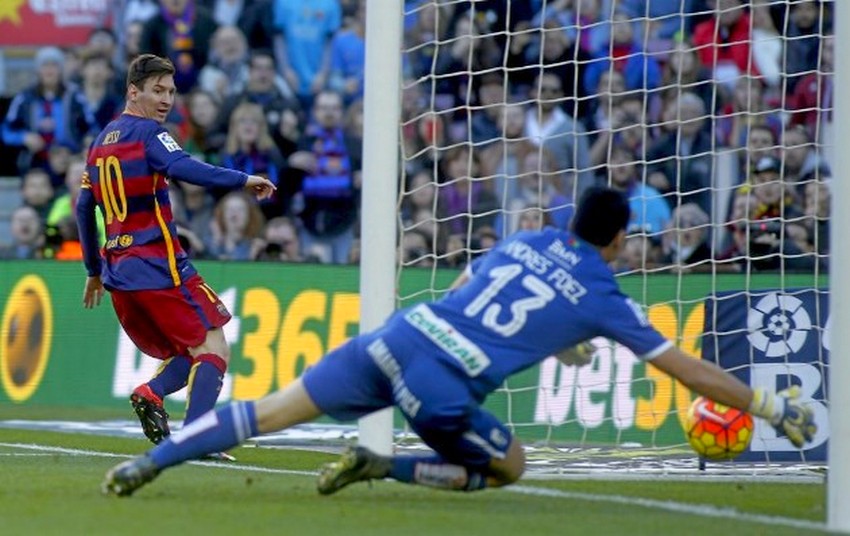 Barcelona goleó a Granada y Messi hizo tres goles