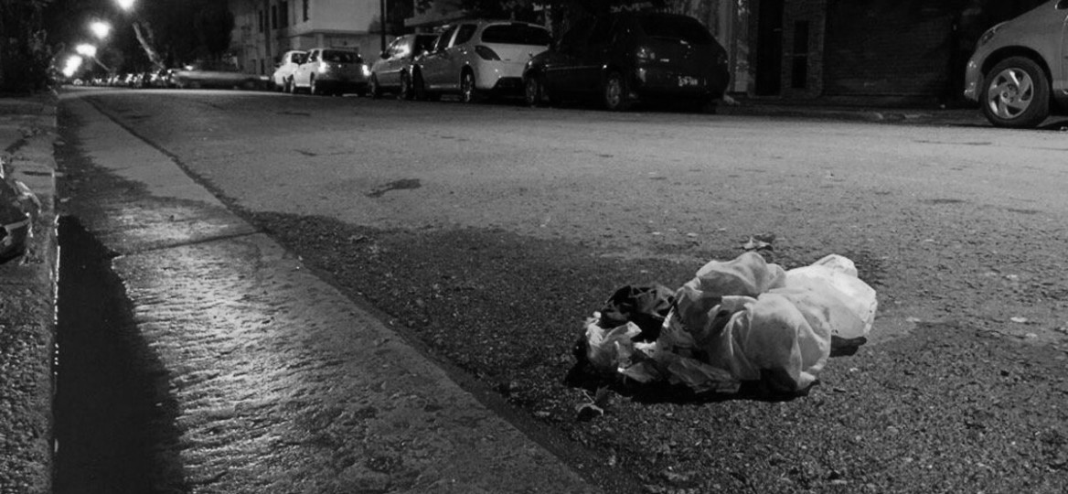 Una mujer fue apuñalada mientras caminaba por la calle