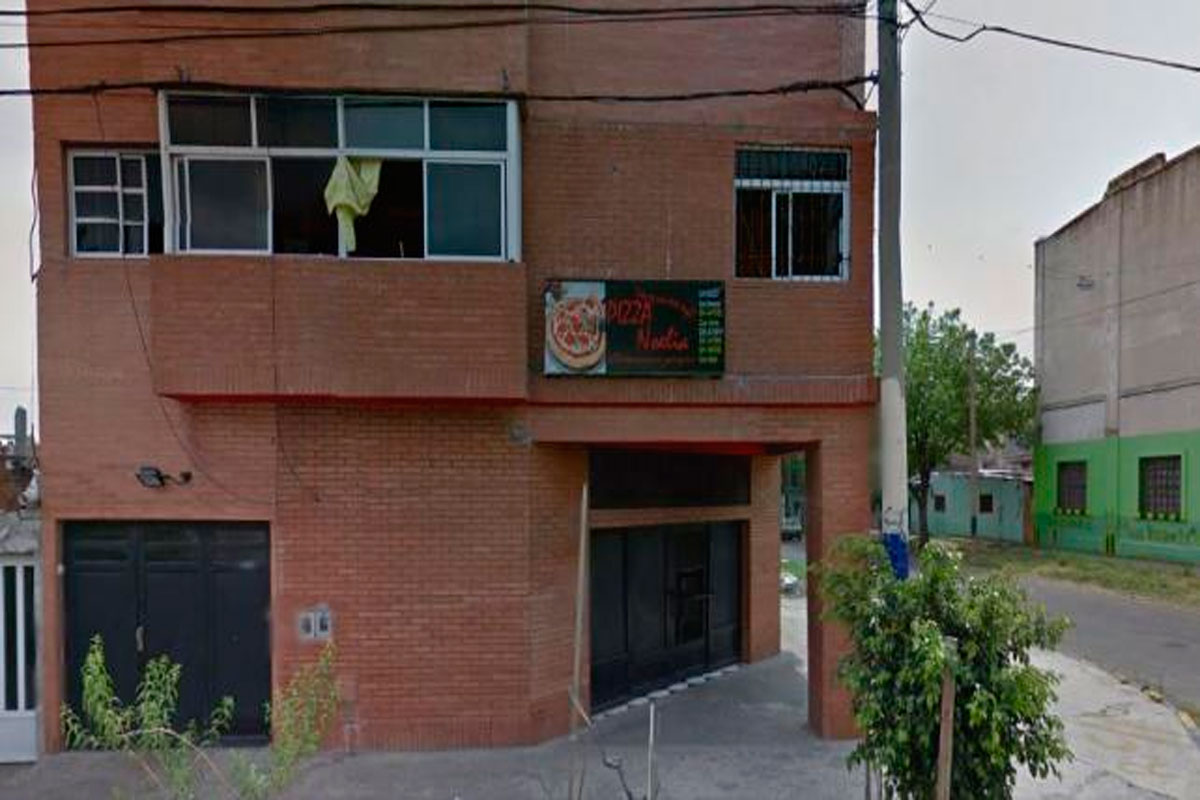 Violento robo en una pizzería termina con golpes y tiros