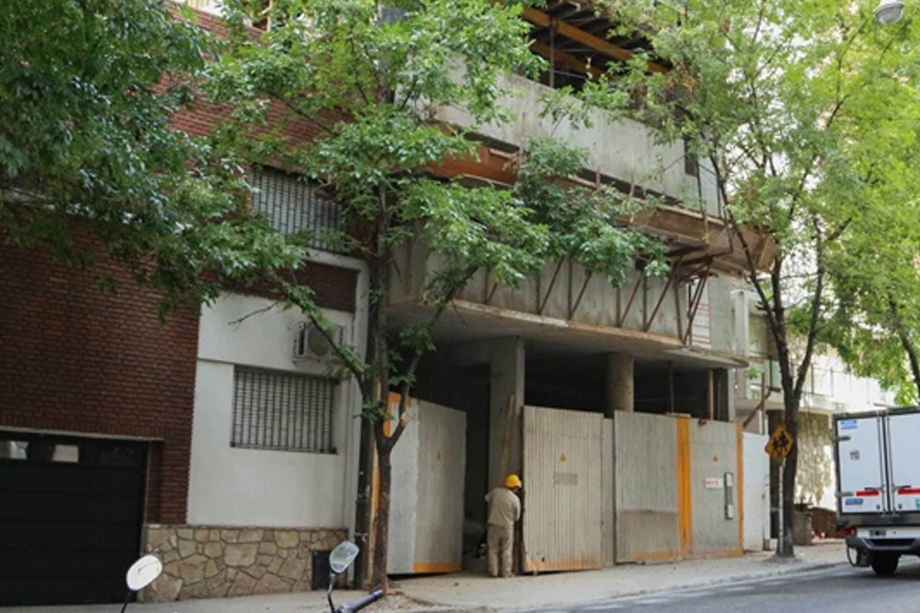 Dos obreros se accidentaron en una obra en construcción