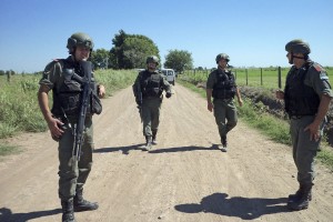 zzzznacp2 NOTICIAS ARGENTINAS SAN CARLOS, SANTA FE: Efectivos de la Gendarmeria Nacional, trabajan en el lugar del tiroteo con los supuestos 3 profugos vinculados al trafico de la efedrina. FOTO: GENTILEZA "EL URBANO DE SAN CARLOS"zzzz