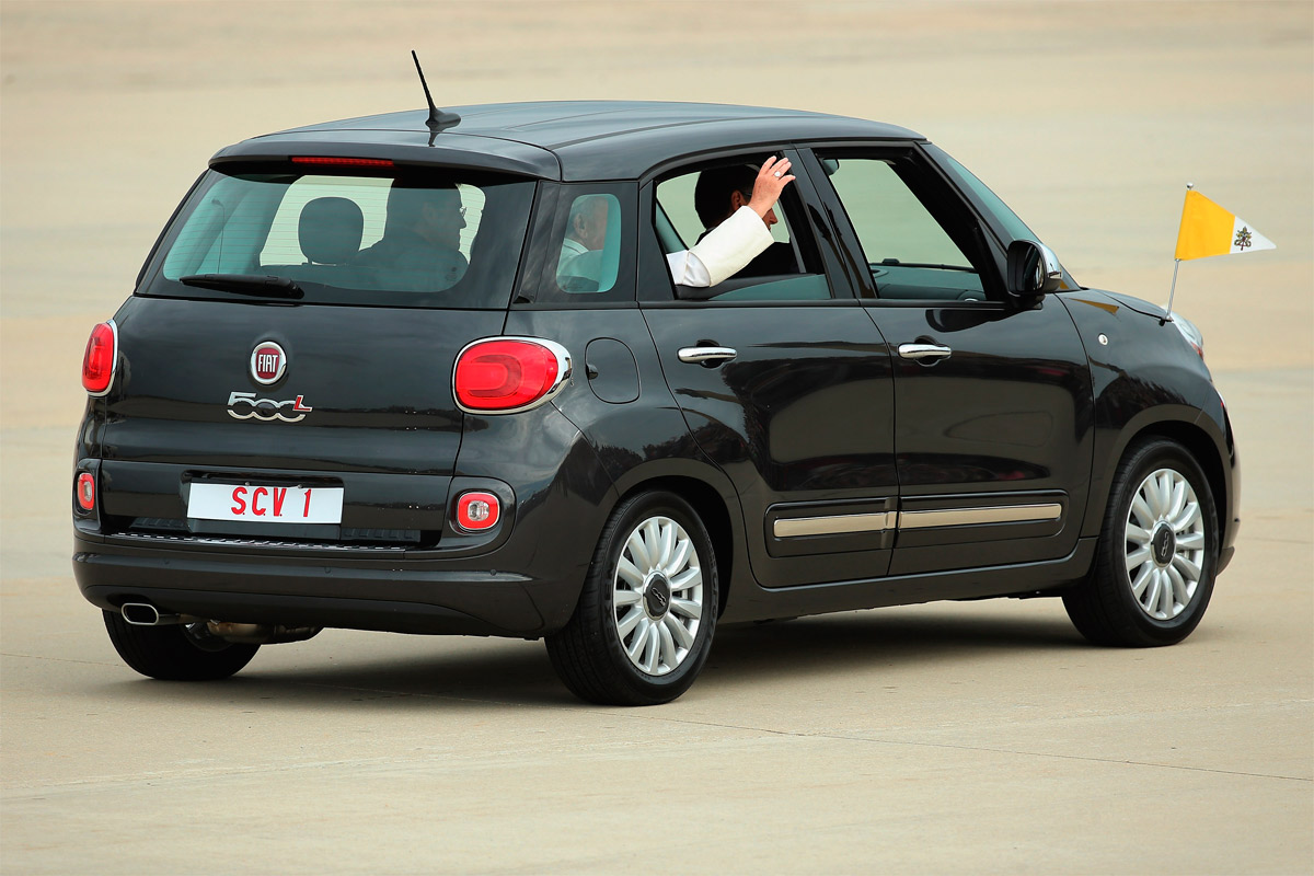 ¿En cuánto se remató el Fiat 500 usado por el Papa?
