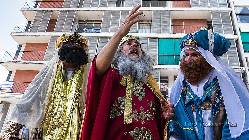 Tres reyes en la ciudad, trayendo a la vida pequeñas ilusiones cotidianas…