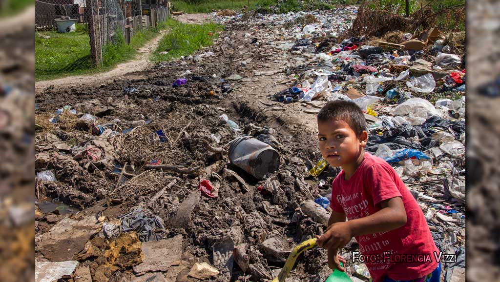 Crecer en la basura… la realidad cotidiana de miles de chicos rosarinos, a tan sólo 15 minutos del centro de la ciudad.
