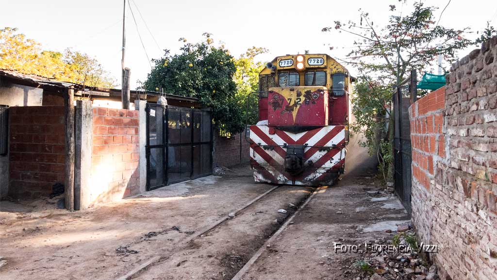 Así, sin barreras, al ritmo del temblor de techos y paredes y el estruendo de la bocina resonando en la tierra, así, como se lo ve, entre las casas y habitantes de Villa Banana, a escasos centímetros de los hogares, el gigante ferroviario se desplaza intentando no arrasar con todo a su paso.