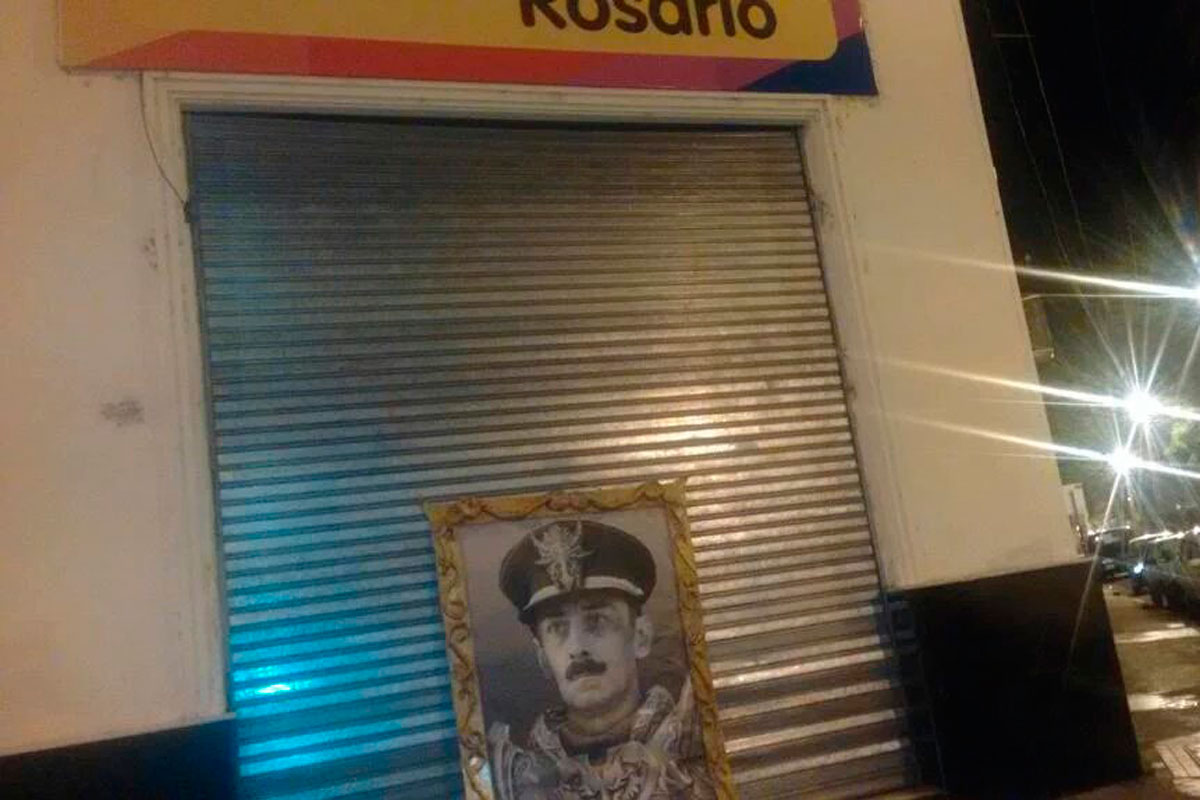 Imagen de Videla apareció frente a un local del PRO