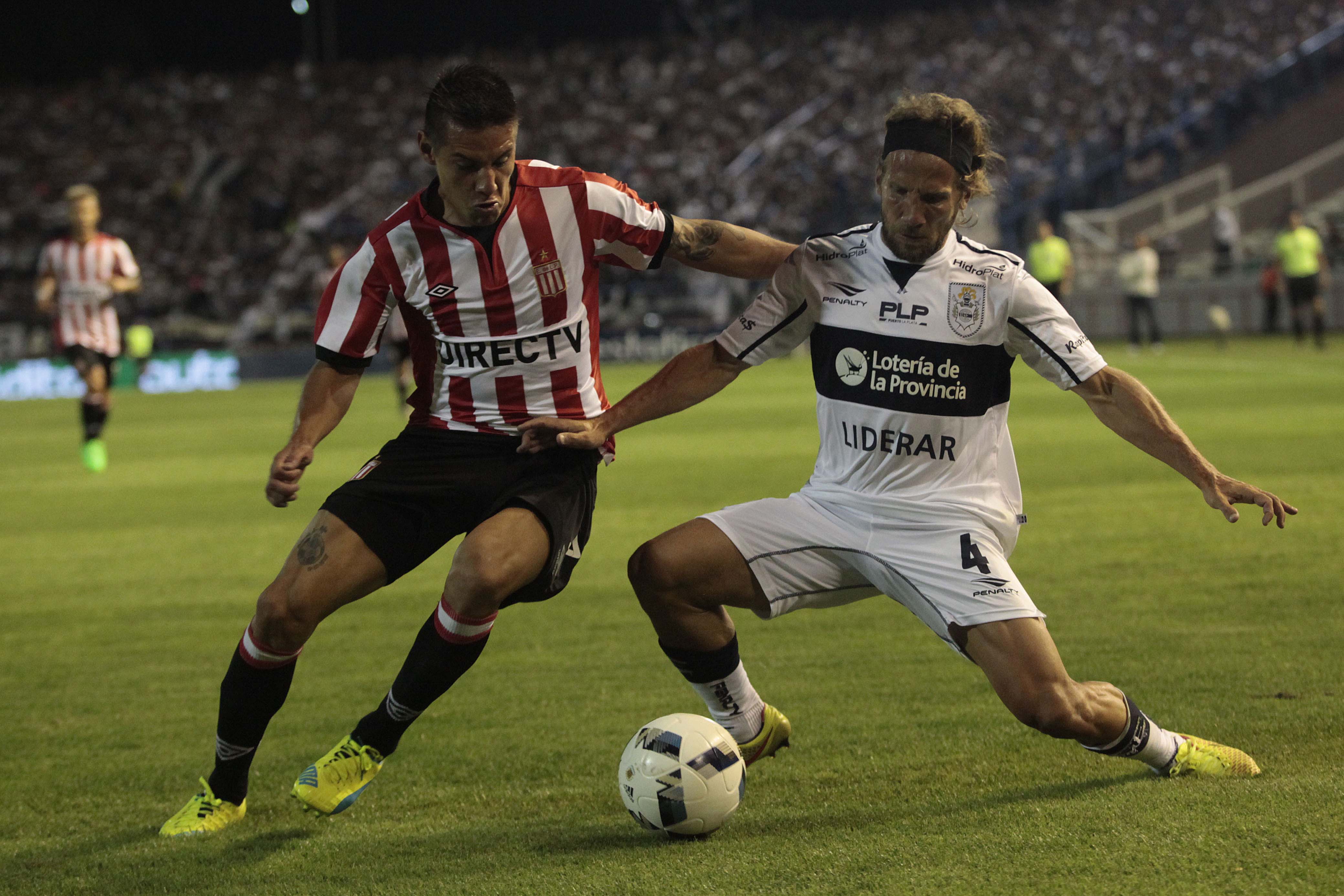 Estudiantes venció a Gimnasia y terminó a las trompadas