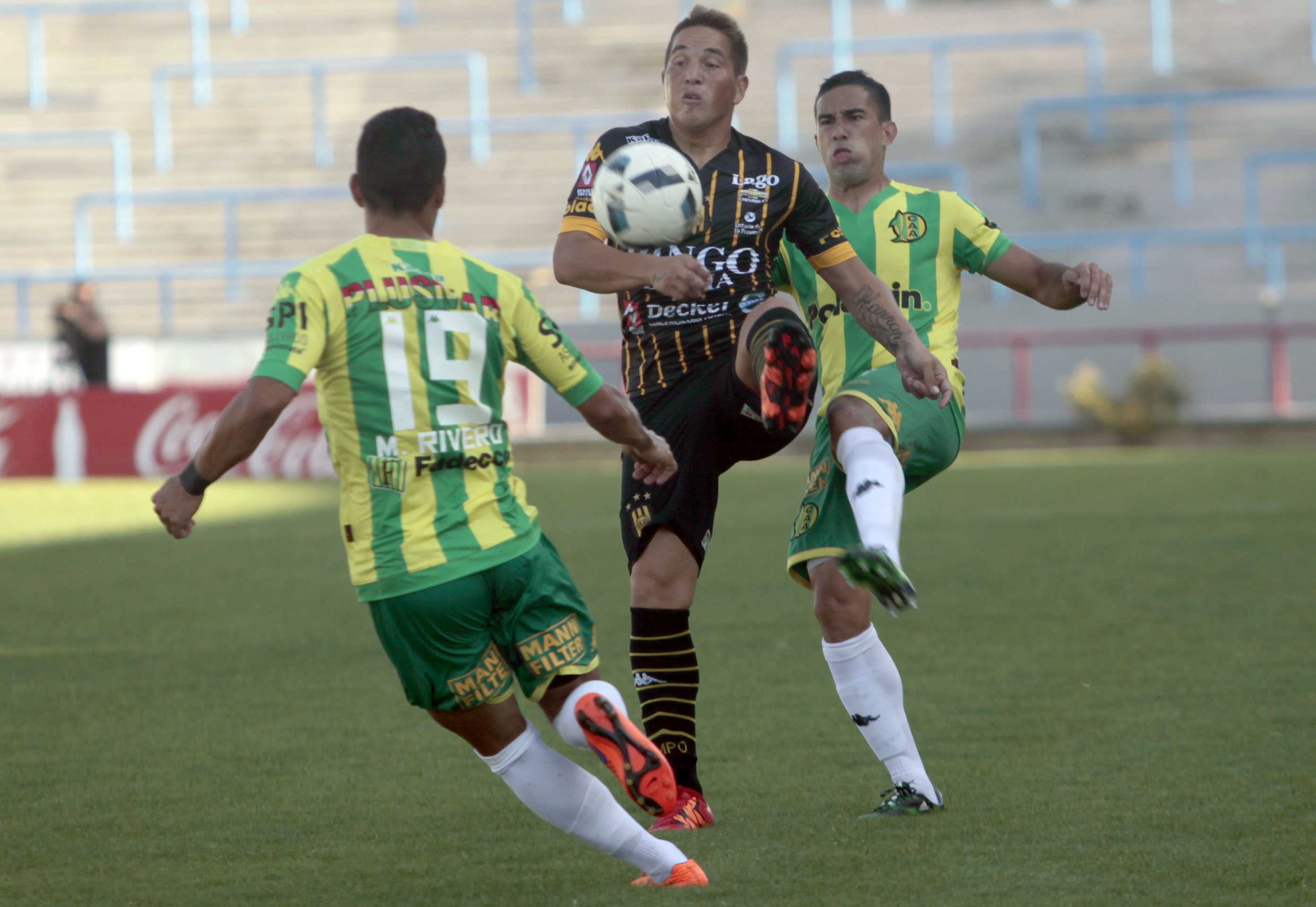 Télam 06/02/2016 Mar del Plata: Aldosivi de Mar del Plata, derrotó por 3-0, a Olimpo de Bahía Blanca, en un partido correspondiente al choque Interzonal, por la primera fecha del torneo de fútbol de la Primera División. Foto: Diego Izquierdo/Télam/cgl