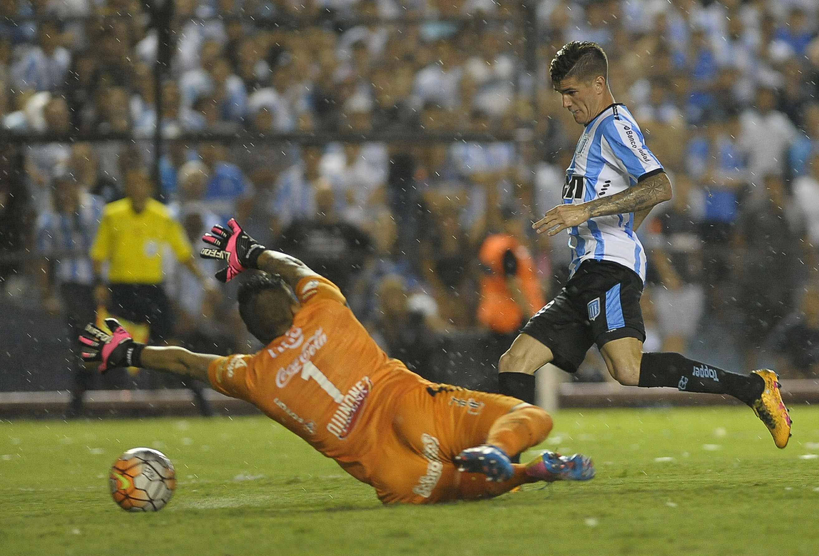 Libertadores: Racing se estrenó con goleada, Boca no pudo