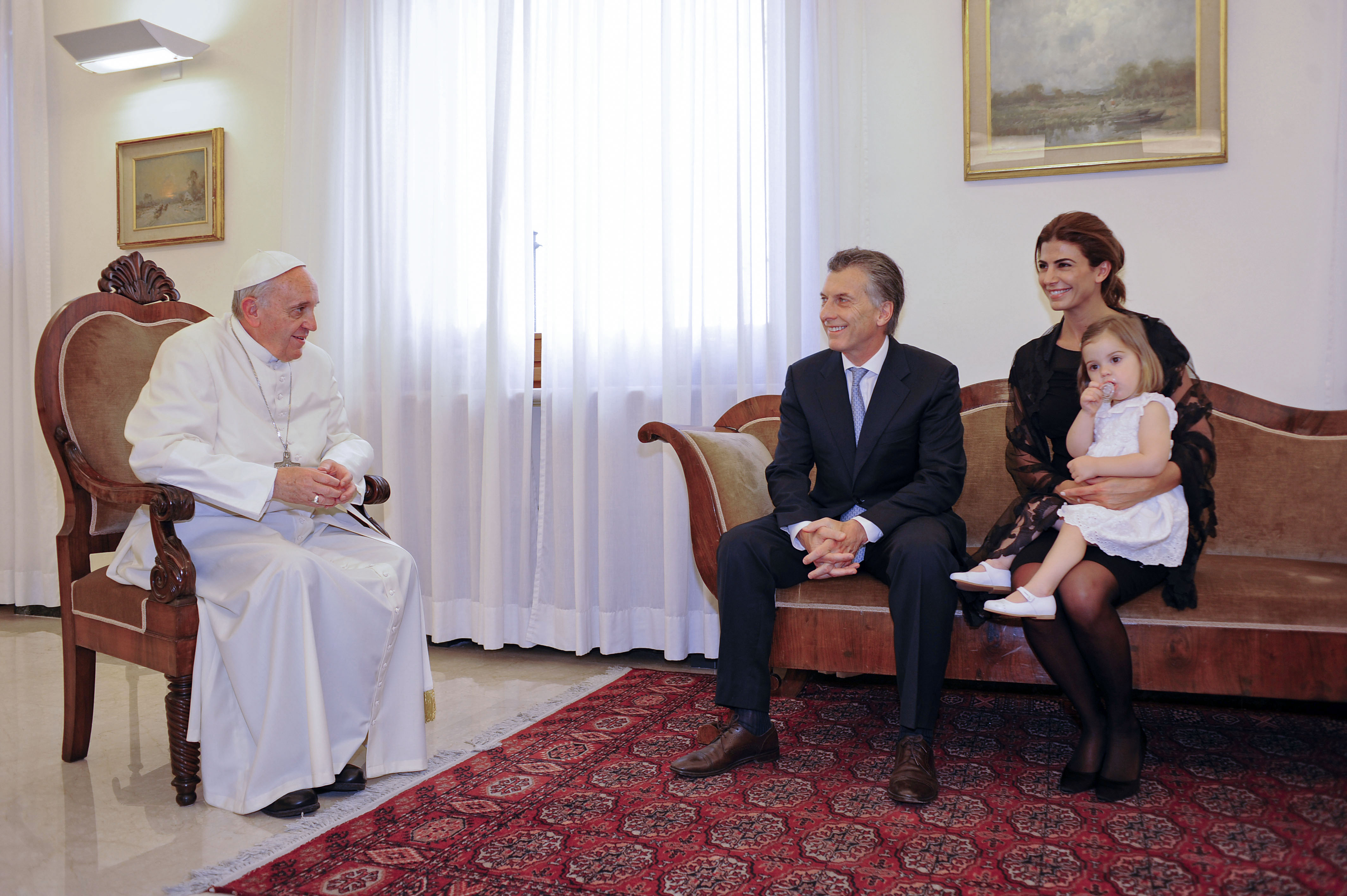 Ciudad del Vaticano. El Papa Francisco recibió hoy en el Vaticano al Jefe de Gobierno de la Ciudad de Buenos Aires, Mauricio Macri, en una audiencia privada a la que concurrió junto a su esposa Juliana Awada y la hija de ambos, Antonia.- Foto Antonello Nusca/GCBA
