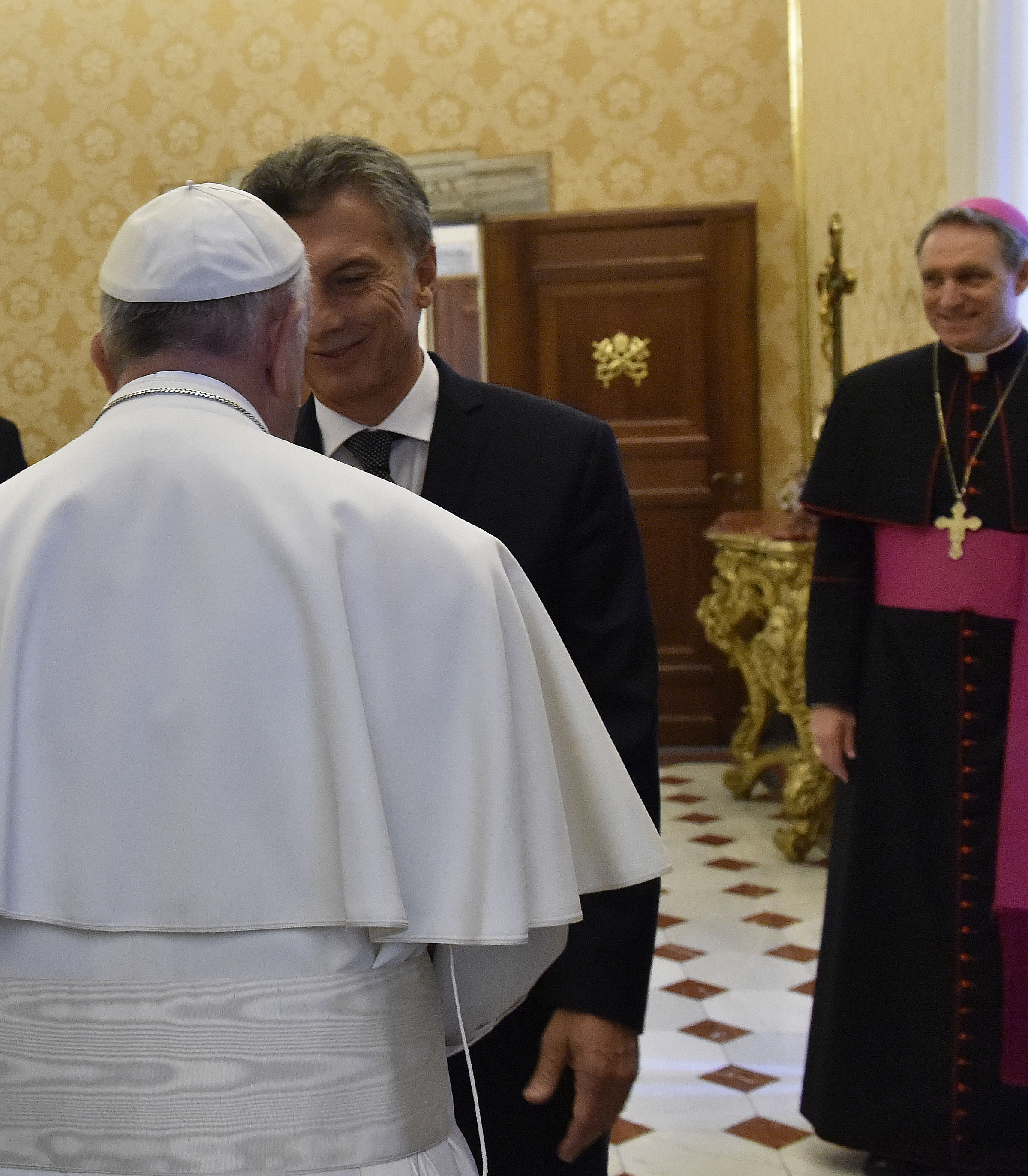 Ciudad del Vaticano El presidente Mauricio Macri se reunió esta mañana con el Papa Francisco en la Biblioteca del Palacio Apostólico de la Santa Sede, en un encuentro oficial durante el cual dialogaron en forma privada 22 minutos. Foto: Presidencia.