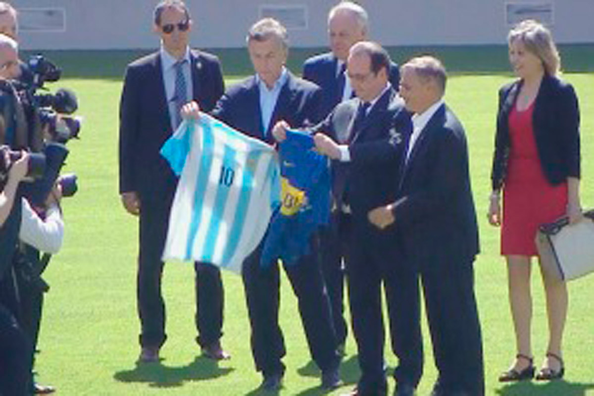 Macri y Hollande recorrieron juntos la Bombonera
