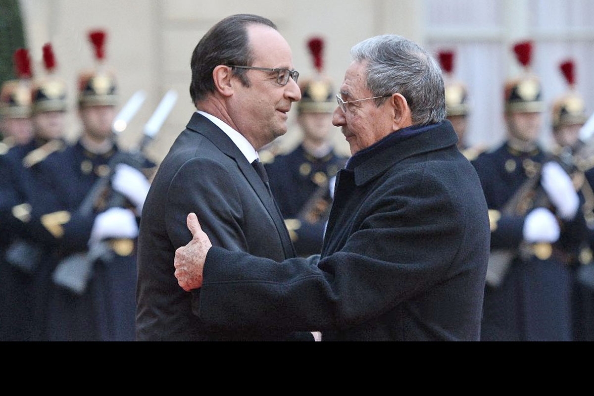 Castro se reunió con Hollande durante su visita a Francia