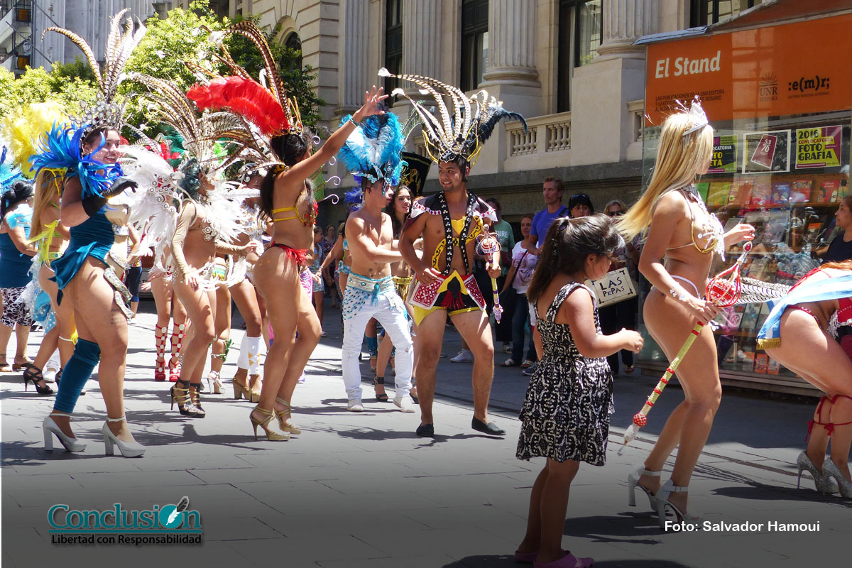 A puro color, el carnaval se sintió en las calles rosarinas