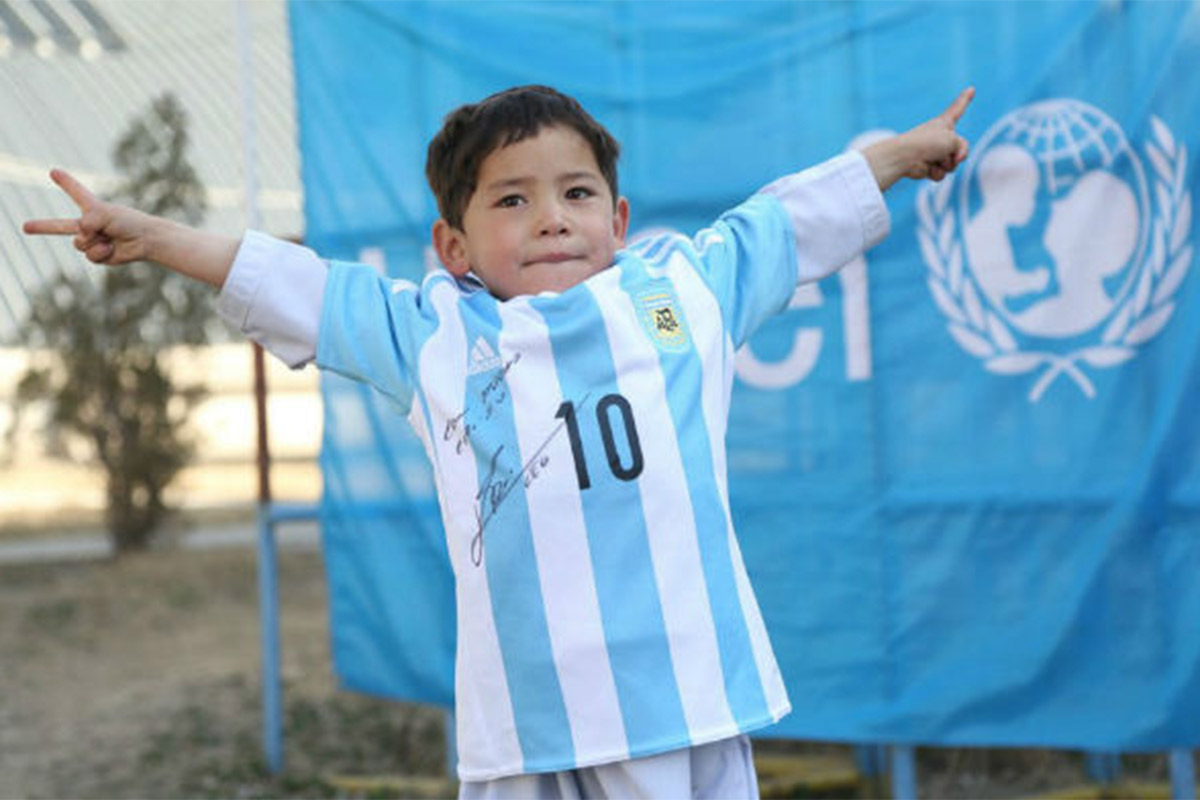 Messi le regaló una camiseta y una sonrisa al niño afgano