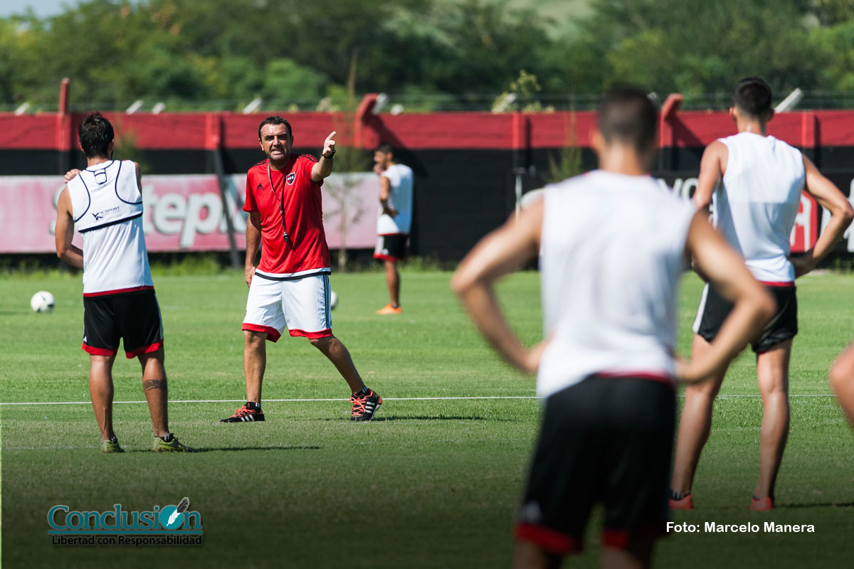 Diego Osella, flamante técnico de Newell’s, dando órdenes al plantel en Bella Vista, en lo que fue su segunda práctica al mando del primer equipo.