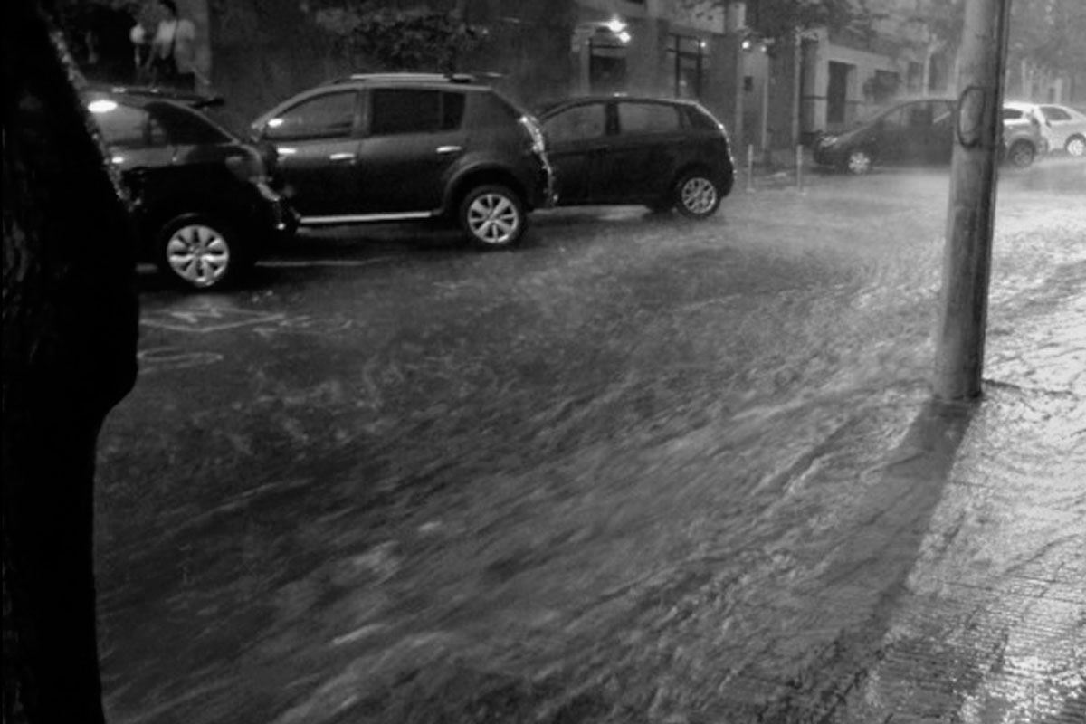 Temporal en Rosario: aguacero, anegamientos y barrios sin luz