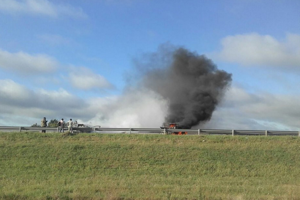 Incendio de dos vehículos tras choque en autopista a Córdoba