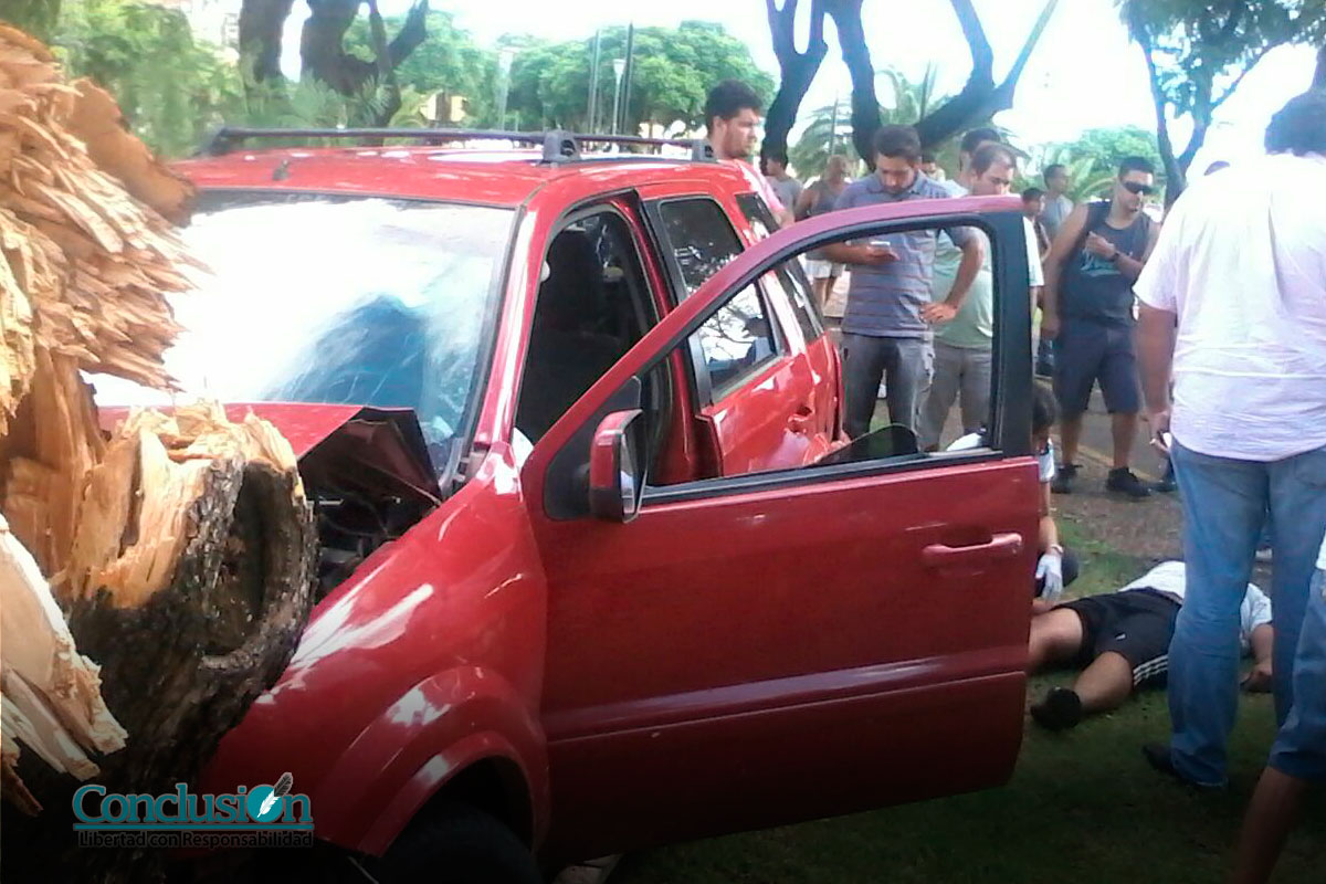 Tremendo choque en zona sur entre un auto y una camioneta