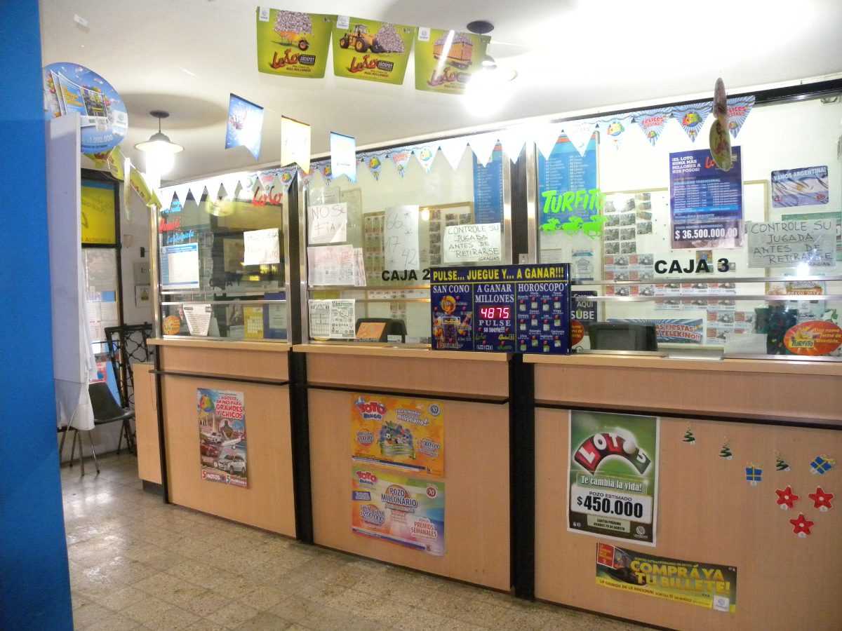 Roban dinero y un televisor en un negocio de lotería