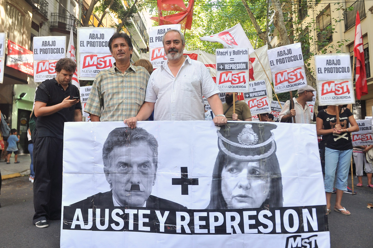 Protesta contra el «protocolo anti-piquetes» en la casa de Patricia Bullrich