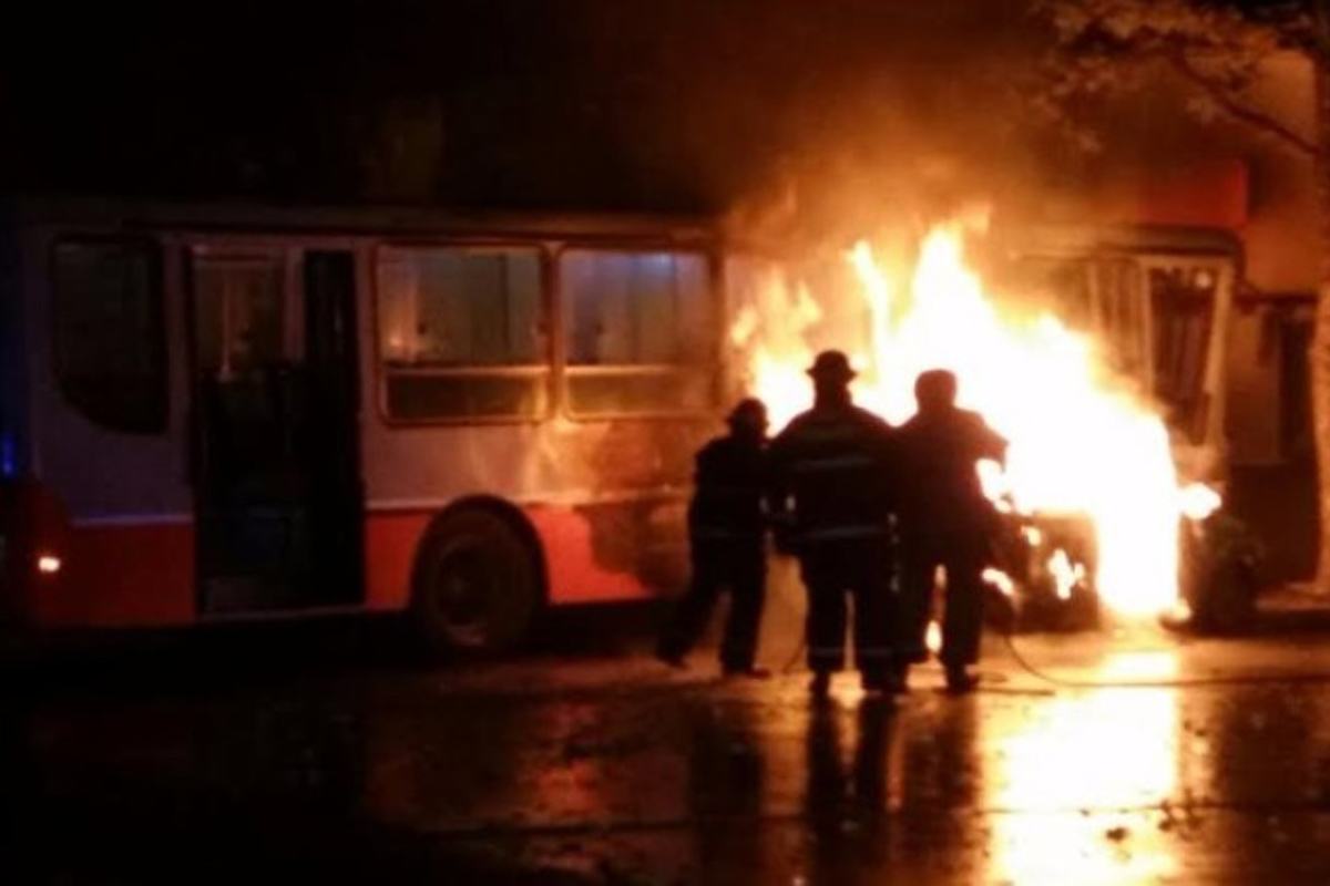 Policías rescataron a dos jóvenes de un auto incendiado