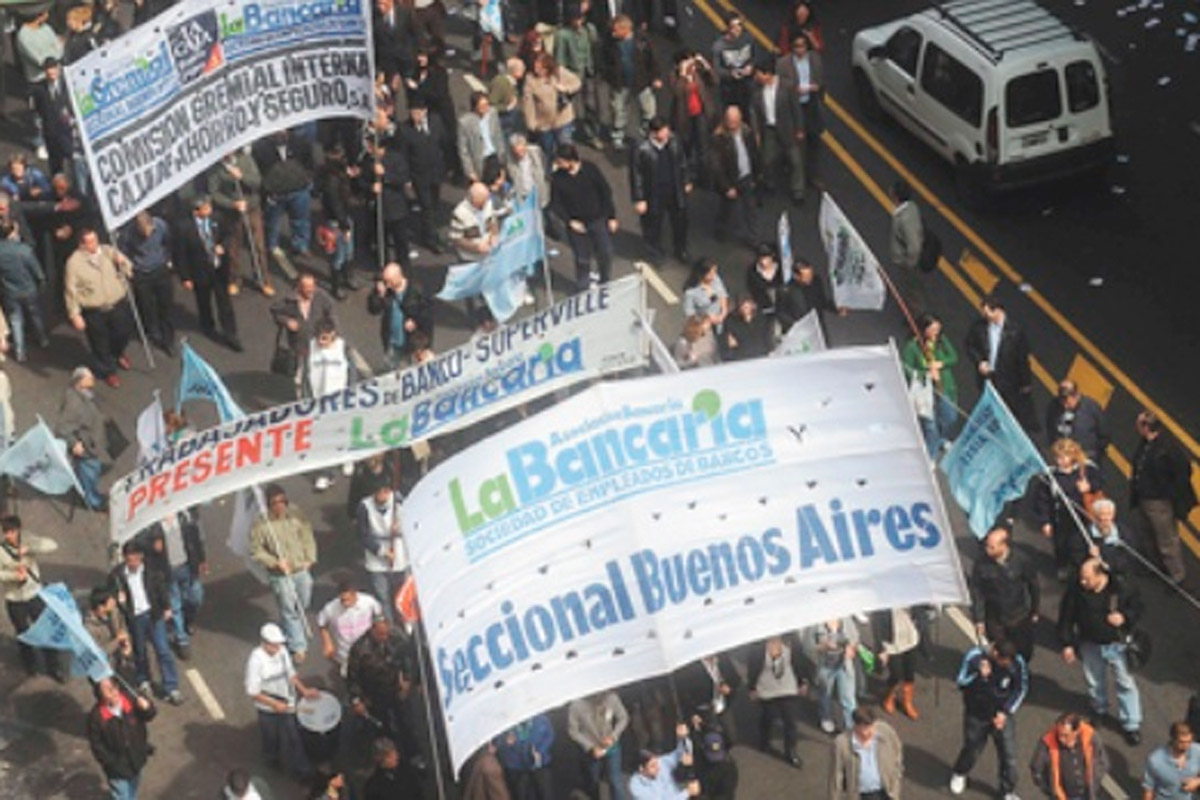 Bancarios acampan frente al Banco Central por tiempo indeterminado