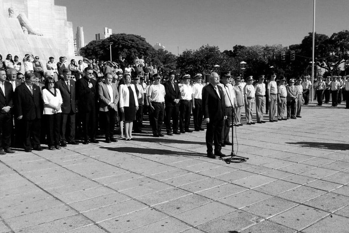 Rosario rinde homenaje a la Bandera en el Monumento