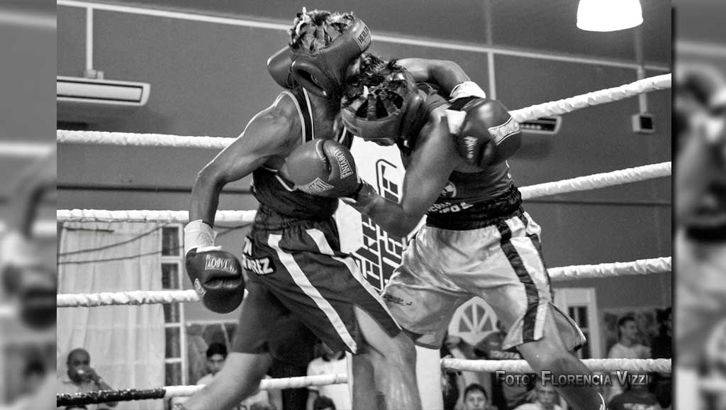 En los barrios de la ciudad el boxeo es una pasión y una forma de supervivencia. Velada de boxeo en Barrio Godoy.