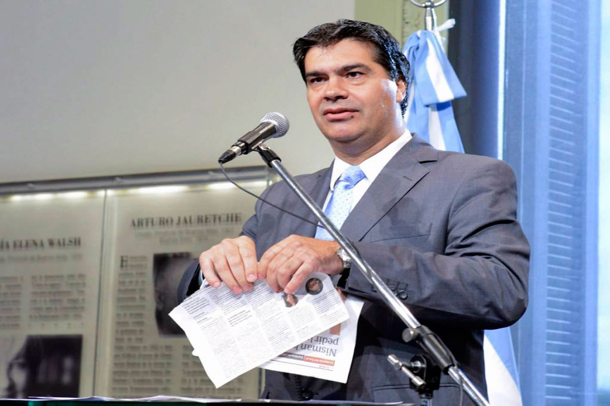 Capitanich se arrepintió de romper el ejemplar de Clarín