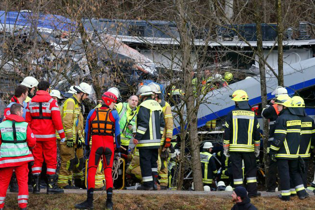 Al menos 8 muertos por choque de trenes en Alemania