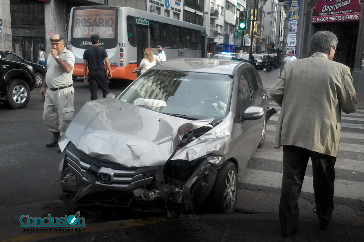 Iban a apagar un incendio y chocaron con un auto