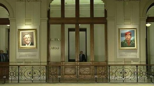 Descolgaron cuadros de Néstor Kirchner y Chávez