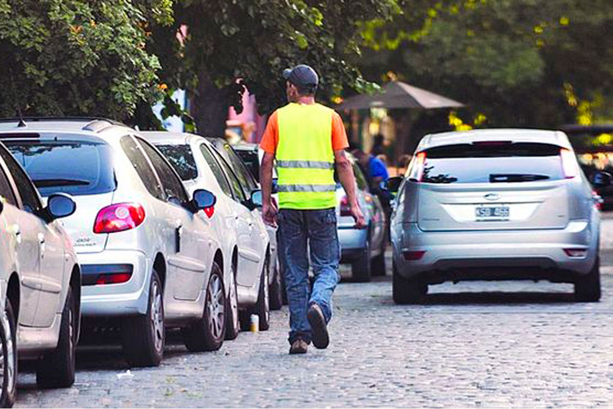 Proponen cuidacoches solidarios en los estadios